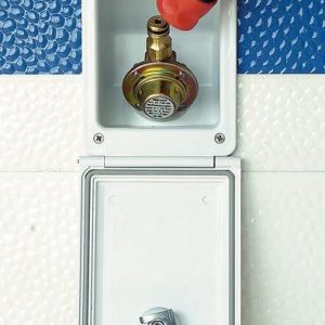 Přípojka městské vody bílá s uzamykatelnými dvířky, montážní výřez 135 × 99 mm, pro stěny 16–40 mm 310823 Přípojka městské vody bílá s uzamykatelnými dvířky, montážní výřez 135 × 99 mm, pro stěny 16–40 mm 310823